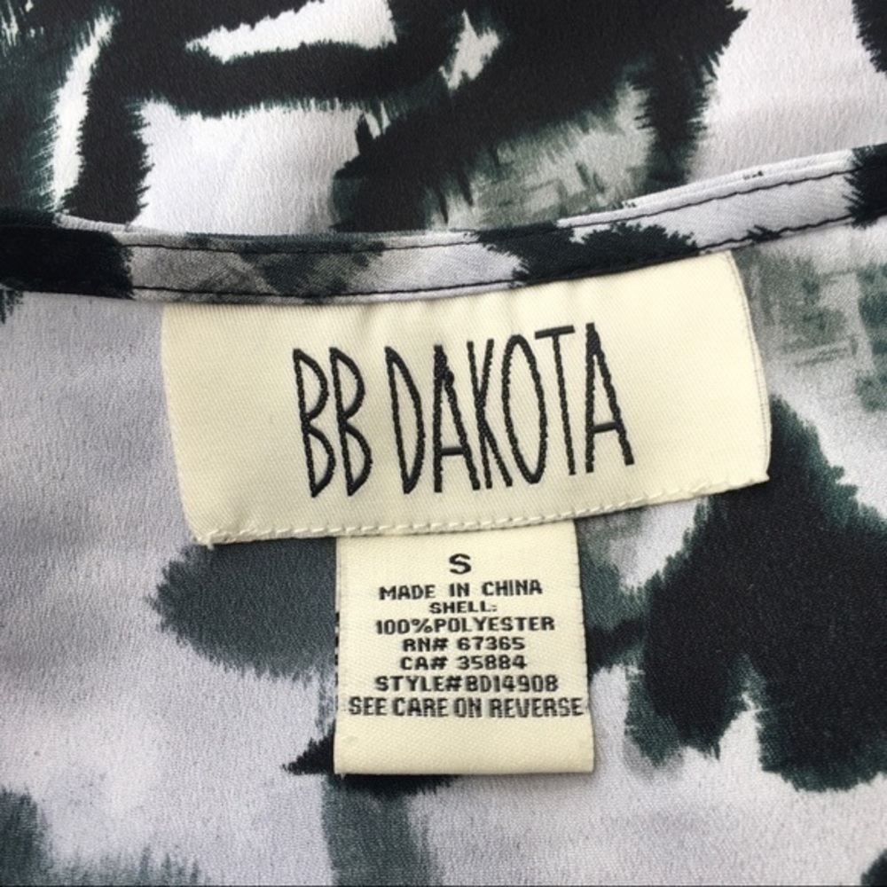 BB Dakota Ruffle Front Top - Picture 5 of 5